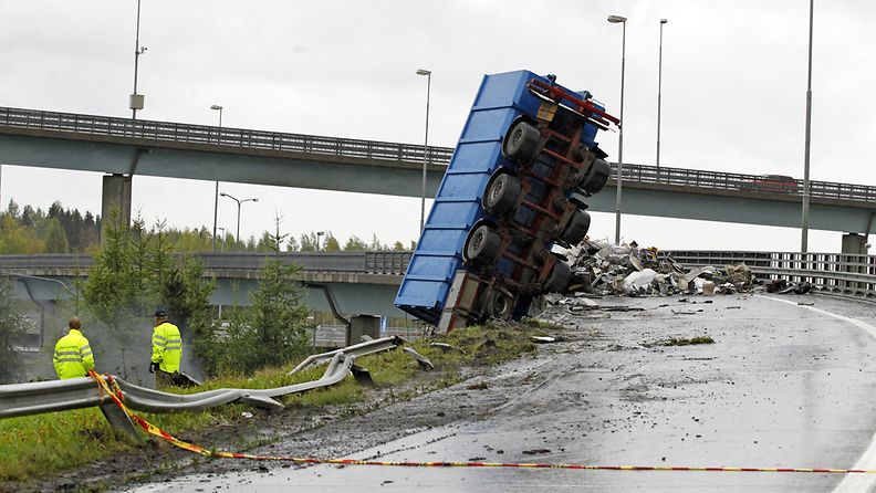 Rekka putosi osittain rampilta 9-tiellä Lakalaivan liittymässä Tampereella 24. syyskuuta 2012.