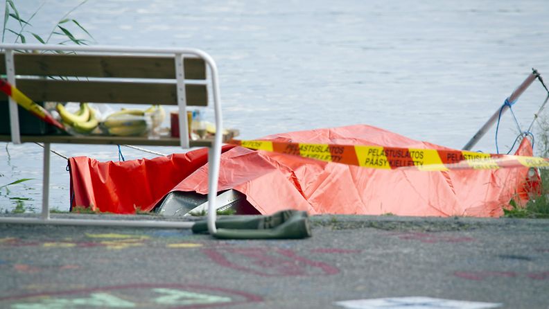 Vesitason ponttoonit pressulla suojattuna vierasvenesatamassa Kuopion Vehmersalmella lauantaina 29. kesäkuuta 2013.Kolme ihmistä kuoli vesitason syöksyttyä veteen Kuopion Vehmersalmella. 