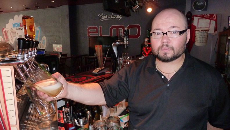 Elmo-urheilubaarin ravintoloitsija Tomi Kari toivoo Suomelle menestystä. 