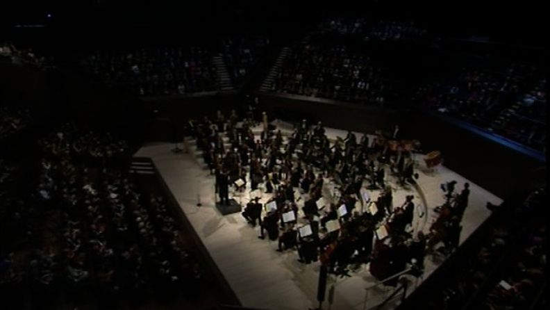 Tältä kauan odotettu musiikkitalo näyttää silloin, kun esitys on käynnissä. Avajaisissa soitti Helsingin kaupungin orkesteri.