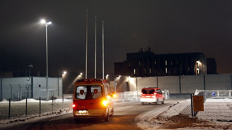 Pelastusajoneuvot matkalla Turun Saramäen vankilaan