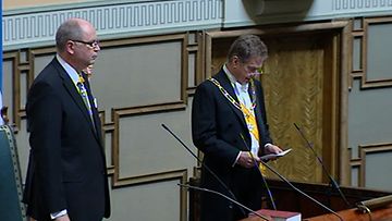 Presidentin virkaanastujaisissa presidentti Sauli Niinistö aloitti oman osuutensa valitun presidentin juhlallisella vakuutuksella. 