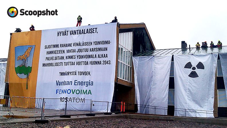 Greenpeace huputti Vantaan kaupungintalon. 