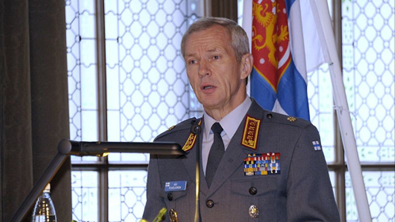 Puolustusvoimain komentaja Ari Puheloinen puhuu 202. valtakunnallisen maanpuolustuskurssin avajaisissa Helsingissä 10. syyskuuta 2012.  