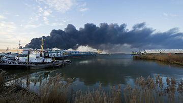 Suuri teollisuuspalo riehuu lähellä Rotterdamia. Kuva: EPA