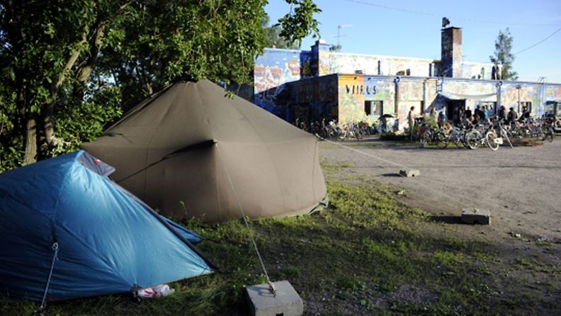 Romanian romaneiden telttoja ja asumuksia Helsingissä Rajasaaressa sosiaalikeskus Rajatilan ulkopuolella 16. heinäkuuta 2008.