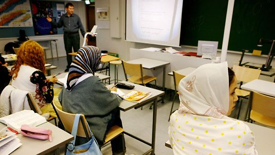 Oppilaita kemian tunnilla Eiran aikuislukiossa Helsingissä 18. syyskuuta 2007. (Lehtikuva)