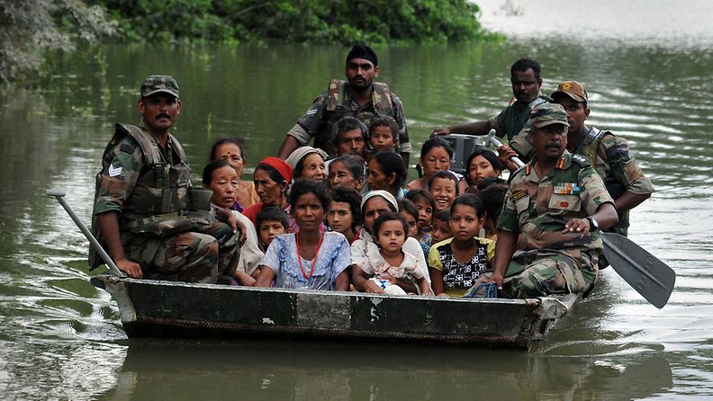 Sotilaat evakuoivat ihmisiä Phatekain kylässä tulvien pahiten vaurioittamalla Sonitpurin alueella Assamin osavaltiossa Intiassa 3.7.2012.