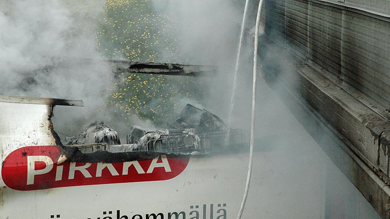 Siltaan törmännyt rekka syttyi palamaan Oulussa 8.6.2012. 