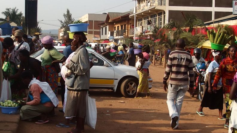  Kigalin katukuvassa näkyy ihmisiä, jotka jatkavat normaalisti elämää, koska muutakaan vaihtoehtoa ei ole. 