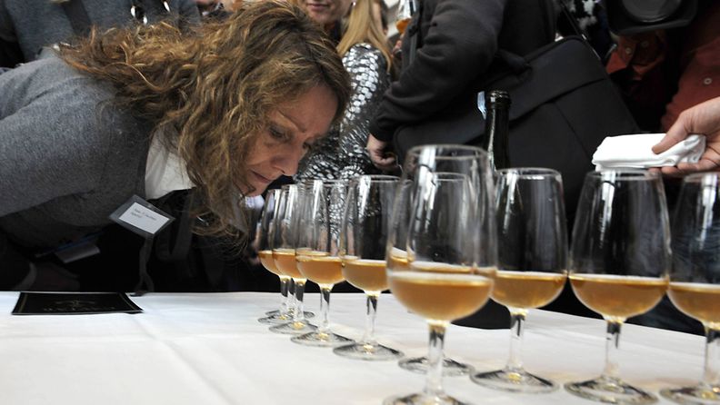 Ahvenanmaan vesiltä löytynyttä, arviolta 200-vuotta vanhaa samppanjaa maisteltiin ja esiteltiin Maarianhaminassa 17. marraskuuta 2010.