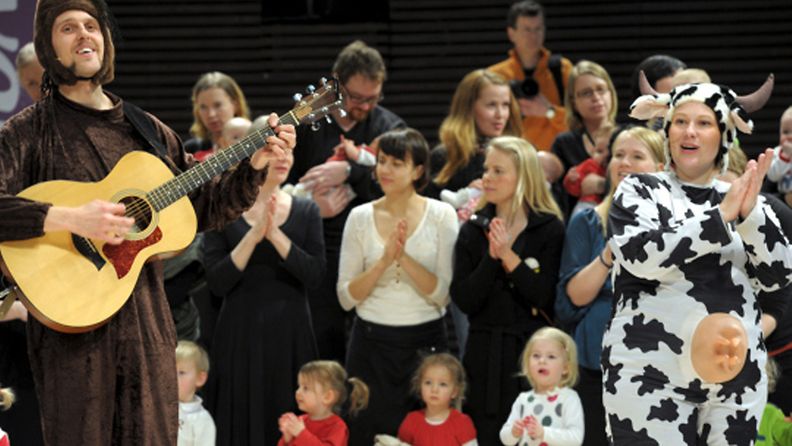 Ammuu-orkesteri viihdyttää Helsingin Musiikkitalossa yli 1400 vauvaa, taaperoa ja vanhempaa, jotka ovat kokoontuneet musisoimaan maailman kaikkien aikojen suurimpaan musiikkileikkikouluun, 10. maaliskuuta 2012. Musiikkitalo ja 20v.-juhlavuottaan viettävä Vauva-lehti järjestivät yhteistyössä Maailmanennätysmuskarin. Tavoitteena oli tehdä Guinnessin ennätys eli maailman suurin vauvamuskari.  