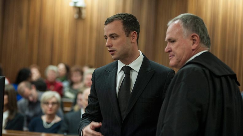 Oscar Pistorius ja puolustusasianajaja Barry Roux 30.6.2014