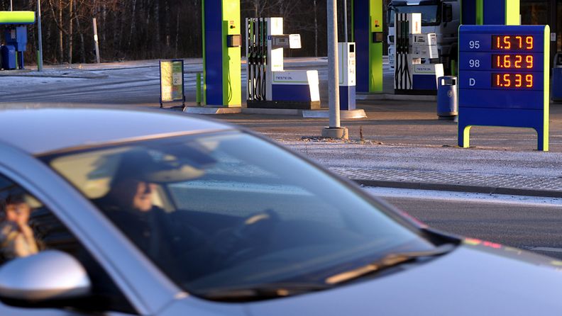 Vuodenvaihde toi mukanaan veronkorotusten myötä myös polttoaineen hinnankorotukset, kuvassa uusia hintoja Nesteen bensa-asemalla Espoossa sunnuntaina 1. tammikuuta 2012. 