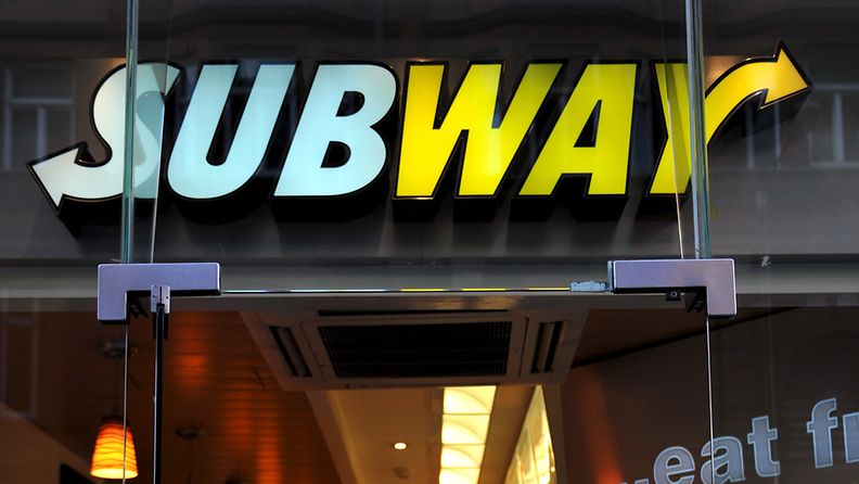A pedestrian walks by a Subway sandwhich fast food chain in London, Britain, 29 January 2009. The US sandwich chain Subway is to open up to 600 new stores in the UK and the Irish Republic within the next two years, creating more than 7,000 jobs, it announced 29 January. The Subway announcement came on a day when 1,400 jobs were cut across the UK. EPA/ANDY RAIN                     