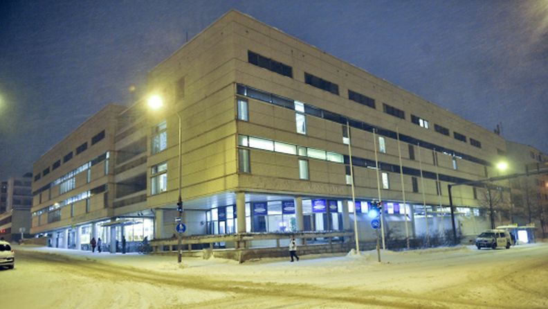 Ihmisiä poliisin vartioimassa luentosalissa Jyväskylän kaupunginkirjastossa 31. tammikuuta 2013. Yhtä ihmistä puukotettiin Äärioikeisto Suomessa -kirjaan liittyvässä esittely- ja keskustelutilaisuudessa. Puukotetun vammojen vakavuudesta ei ole tietoa. Tekoa tutkitaan törkeänä pahoinpitelynä.  