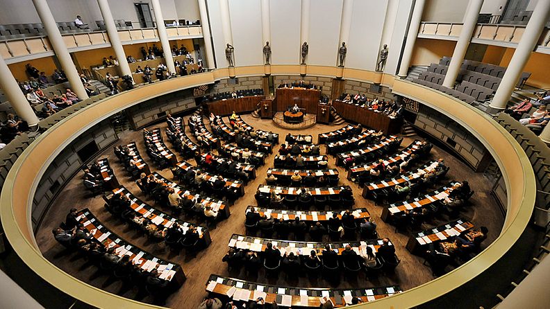Kansanedustajia eduskunnan täysistunnossa Helsingissä torstaina 19. heinäkuuta 2012.