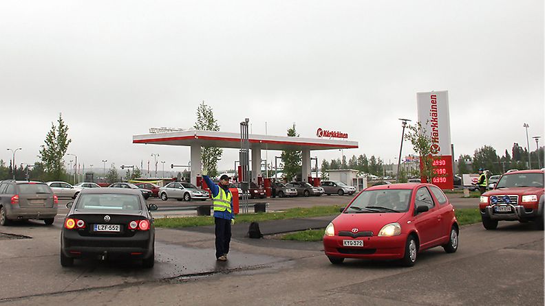  Autoja kiermurteli jopa kahden tunnin jonoissa kun tavaratalo Kärkkäinen Lahden Renkomäessä myi koko perjantai päivän 24. toukokuuta 2013 polttoainetta 99 senttiä litralta. 