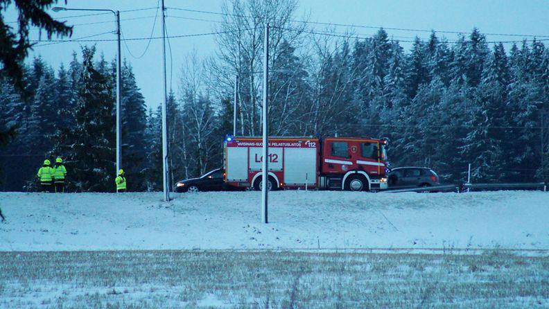 Henkilöauton kuljettaja loukkaantui vakavasti Loimaalla Varsinais-Suomessa 9.1.2013.