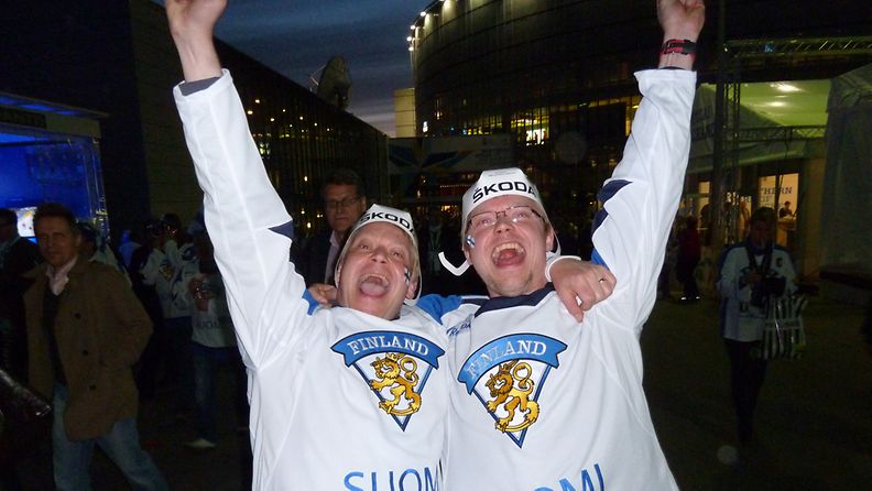 Teemu ja Tuomas Paasonen juhlivat Suomen voittoa Sveitsi-ottelun jälkeen 8.5.2012