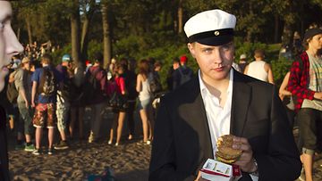 Tuore ylioppilas Juho Vähätalo juhlisti koulujen päättymistä iltapalapurilainen kädessään Hietaniemen hiekkarannalla Helsingissä 4. kesäkuuta 2011. Koulujen päättyminen.
