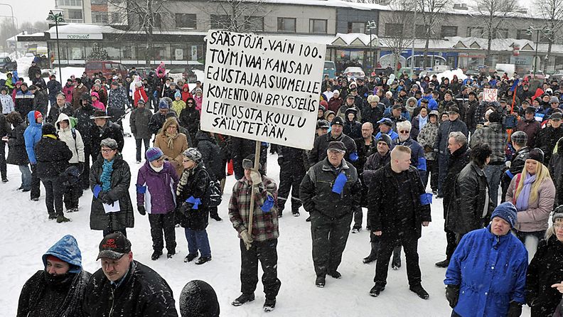 Seppo Saarinen kantaa kylttiä mielenosoituksessa Kauhavan lentosotakoulun puolesta lauantaina 25. helmikuuta 2012.