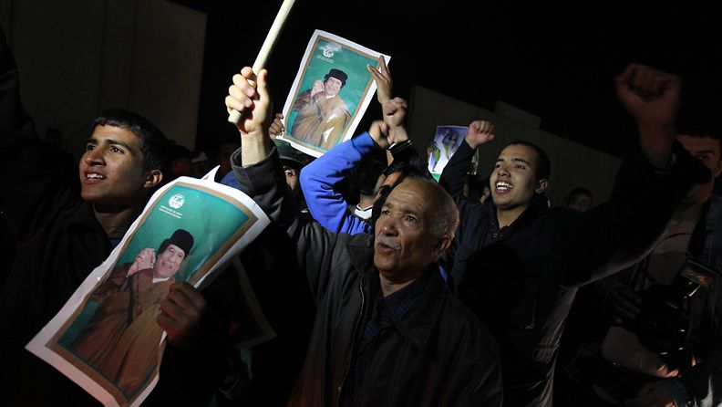 Libyan johtajan Muammar Gaddafin kannattajat osoittivat tukensa Gaddafille Tripolissa 22.4.2011. Kuva: EPA