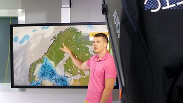 Päivävuorossa meteorologi Markus Mäntykannas tekee ennusteita niin televisioon kuin nettiinkin.