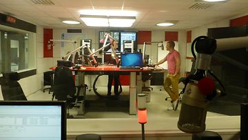 Radio Novan studio sijaitsee säätoimituksen viereisessä rakennuksessa. Meteorologi Markus Mäntykannas kävi Radio Novan lähetyksessä Jussi Hallin vieraana 27. kesäkuuta 2014.