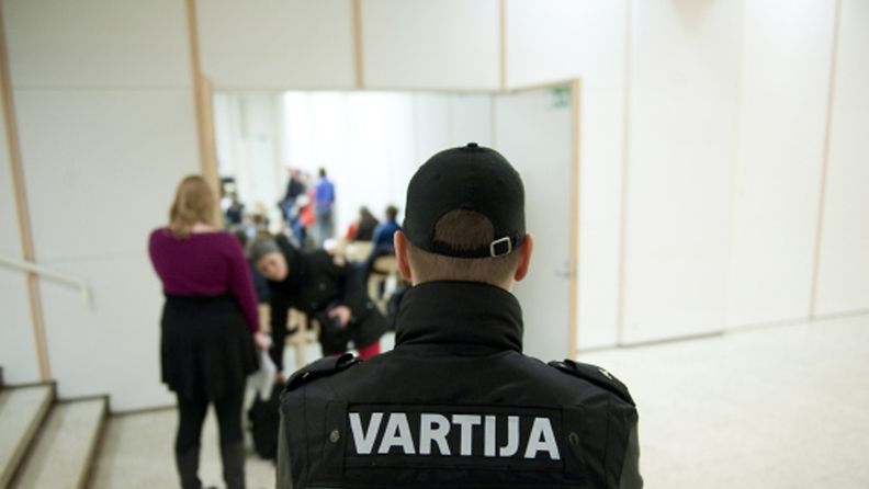 Vartija vartioi luentosalin edustalla Jyväskylän kaupunginkirjastossa 31. tammikuuta 2013. Yhtä ihmistä puukotettiin Äärioikeisto Suomessa -kirjaan liittyvässä esittely- ja keskustelutilaisuudessa. Puukotetun vammojen vakavuudesta ei ole tietoa. Tekoa tutkitaan törkeänä pahoinpitelynä.  