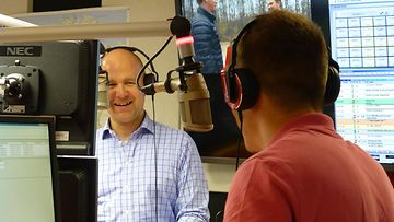 Jussi Halli haastattelee meteorologi Markus Mäntykannasta Radio Novan suorassa lähetyksessä 27. kesäkuuta 2014.
