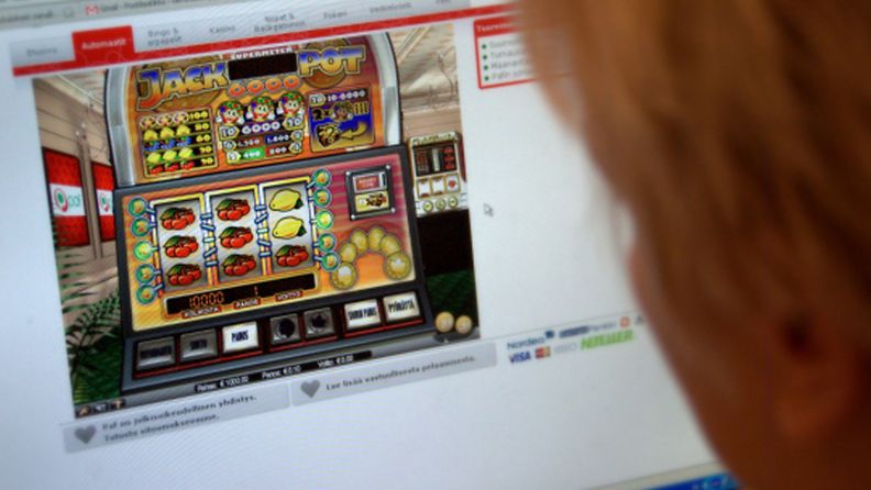 Peliriippuvainen pelaa jackpot-raha-automaattipeliä netissä.