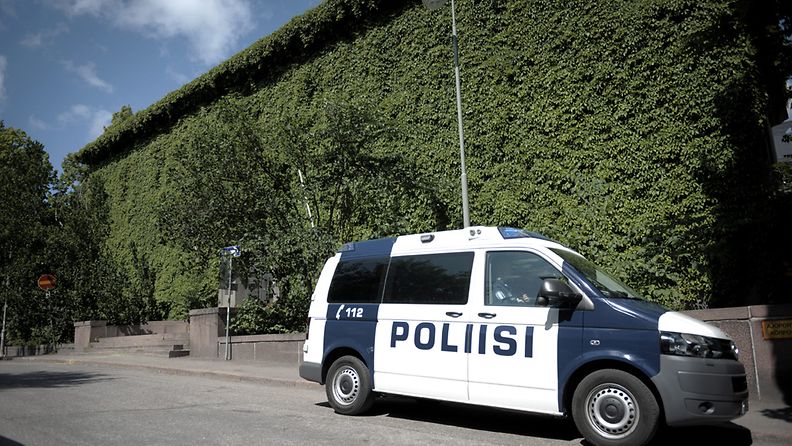 Poliisiauto Sosiaalikeskus Sataman valtaaman yliopiston rakennuksen ulkopuolella Franzeninkadulla Helsingissä 17. kesäkuuta 2011.