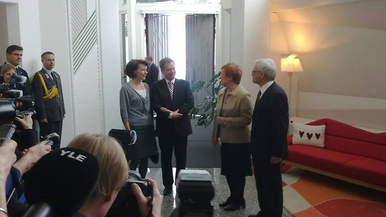 Tuleva presidentti Sauli Niinistö vaimoineen tapasi v'istyvän presidentin tarja Halosen puolisoineen Mäntyniemessä tänään.