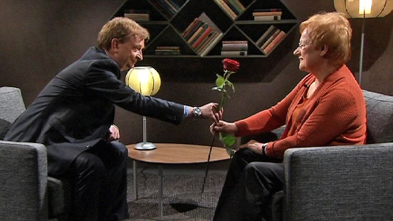Hjallis Harkimo ojensi presidentti Tarja Haloselle naistenpäivän ruusun. 