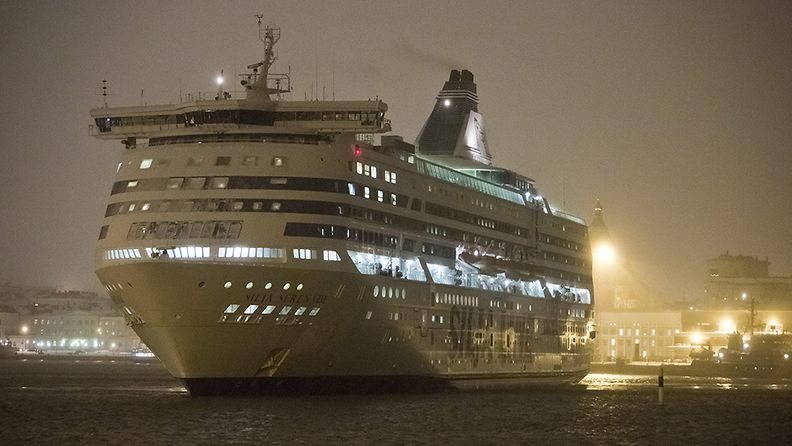 Tallink Siljan Serenade -matkustajalaiva saapuu Helsingin satamaan useita tunteja myöhässä 30. marraskuuta 2012. Antti-myrsky on tänään sotkenut pahasti myös laivaliikennettä. Serenade aluksella tapahtui myrskyssä kallistuma, joka säikäytti matkustajia.
