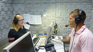 Uutistoimittaja Johanna Lehtola haastattelee meteorologi Markus Mäntykannasta Radio Novaan 30. kesäkuuta 2014.
