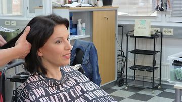 Meteorologi Liisa Rintaniemi ennen tv-lähetystä maskissa meikattavana ja hiustenlaitossa 30. kesäkuuta 2014.