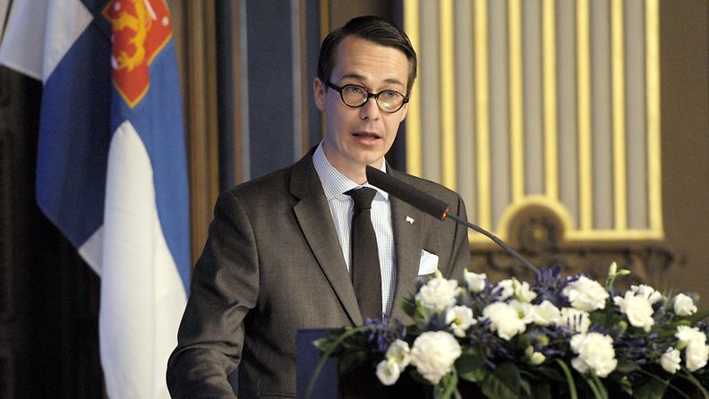 Puolustusministeri Carl Haglund puhui 204. valtakunnallisen maanpuolustuskurssin avajaisissa Helsingissä 21. tammikuuta 2013. 