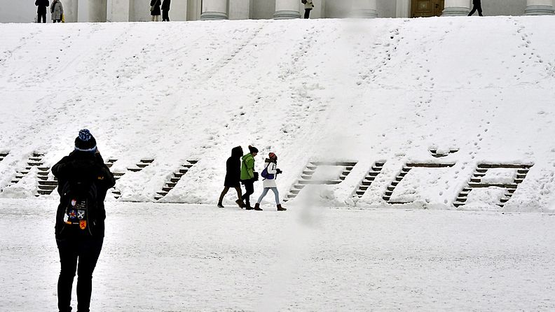 Lumeen kaiverrettu kirjoitus Helsingin tuomiokirkon portailla 25. helmikuuta 2012.