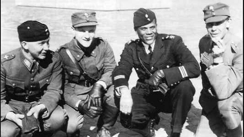 Kuvassa vasemmalta: kersantti Kauko Pyötsiä, tunt. suojeluskuntavänrikki, "Black Hawk" kapt. Hubert Fauntleroy Julian, Lauri Kitinoja.