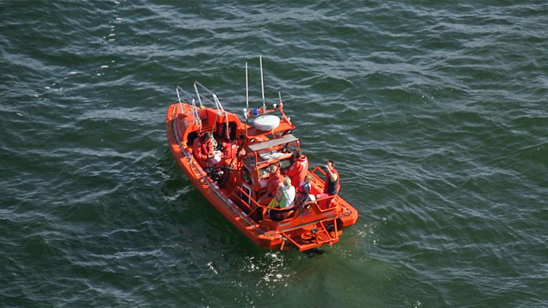 Rescue West evakuoi nelihenkisen ruotsalaisperheen veneeseensä. Kuva: Rajavartiolaitos.