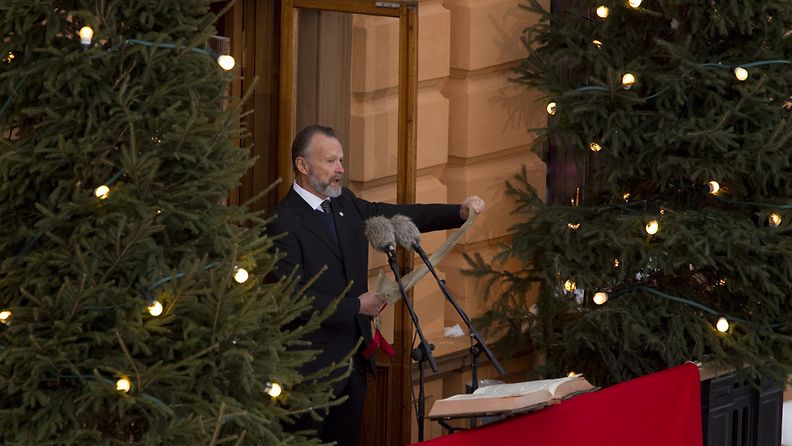 aPULAISKAUPUNGINJOHTAJA jOUKO k. Lehmusto julisti perinteisen joulurauhan Suomen Turusta Brinkkalan talon parvekkeelta puolenpäivän aikaan.