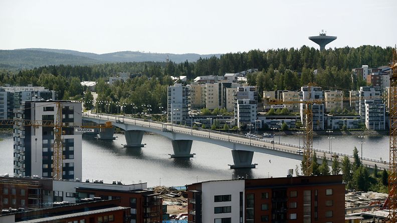 Kuokkalan silta ylittää Jyväsjärven lähellä Jyväskylän keskustaa. 