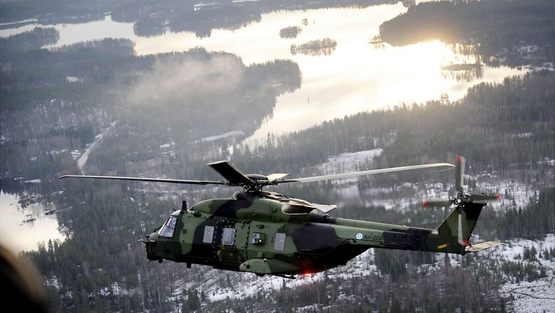 Puolustusvoimien uusi NH90-helikopteri runkomerkinnältään NH-206 saapuu Valkealan Uttiin 5. joulukuuta 2008. 