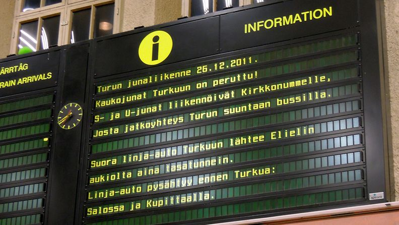 Informaatiotaulu Helsingin Rautatieasemalla kertoo tapaninpäivän iltana 26. joulukuuta 2011, että junaliikenne Turkuun on peruttu. Tapaninpäivän myrsky aiheutti pulmia Suomen rautateillä ja kolmen rataosuuden matkustajia jouduttiin kuljettamaan busseilla. 
