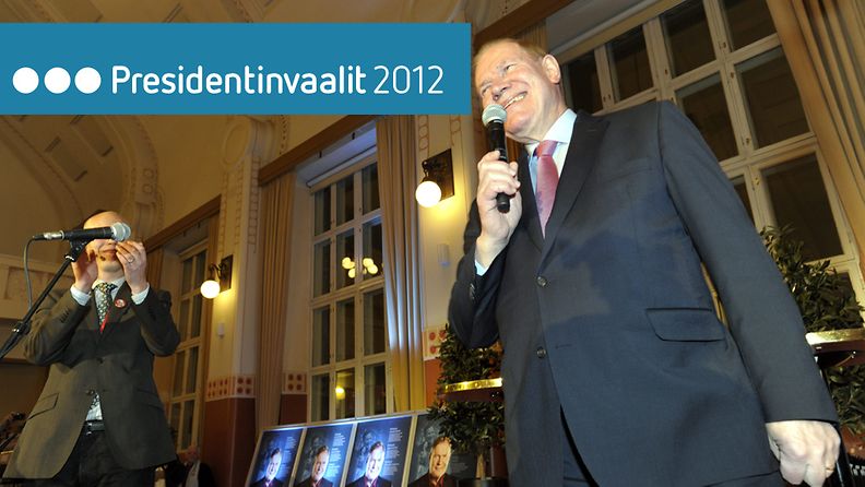 SDP:n presidenttiehdokas Paavo Lipponen vaalivalvojaisissaan Helsingissä 22. tammikuuta 2012 ennakkoäänten tulosten selvittyä. 