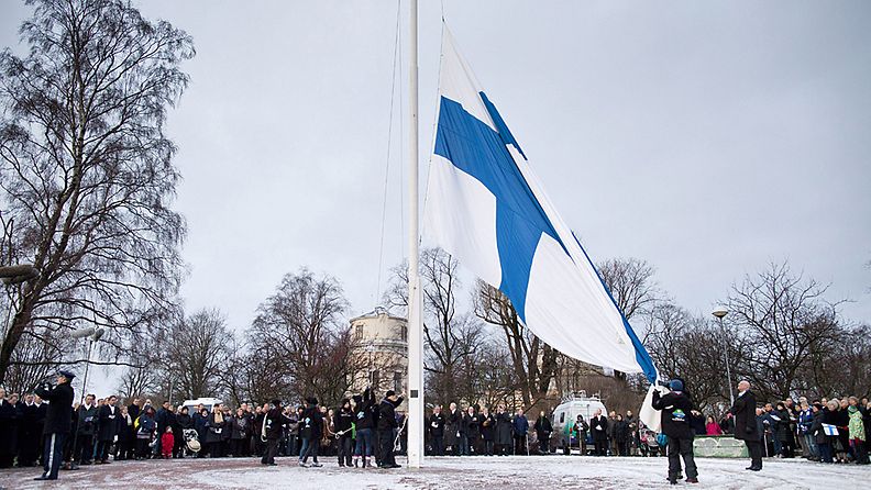 Suomen 94. itsenäisyyspäivän vietto alkoi kello yhdeksältä valtakunnallisella lipunnostolla Tähtitorninmäellä Helsingissä 6. joulukuuta 2011.