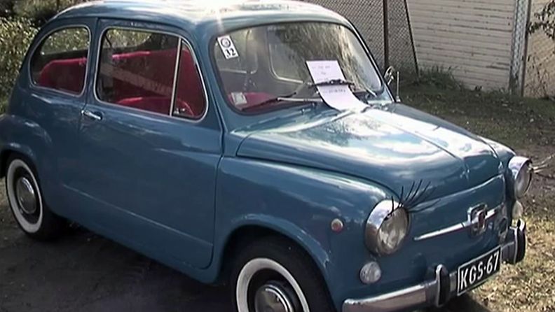 Vuoden 1966 Fiat oli saanut koristeekseen ripset. 