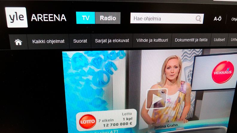 Janina Grahn juontaa viimeisintä lottoarvontalähetys (11.5.2013), kuvattuna Yle Areenan nettisivuilta Helsingissä 14. toukokuuta 2013. Arvonnossa oli jaossa kaikkien aikojen suurin jättipotti, 12 700 000 euroa. Viestintävirasto kieltää lottoarvonnan lähettämisen Ylen kanavilla. Päätös perustuu yleisradiolakiin. Lain mukaan Yleisradio ei saa lähettää mainontaa tai tuottaa sponsoroitua ohjelmaa. 